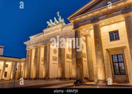 Das Brandenburger Tor in Berlin bei Nacht Stockfoto