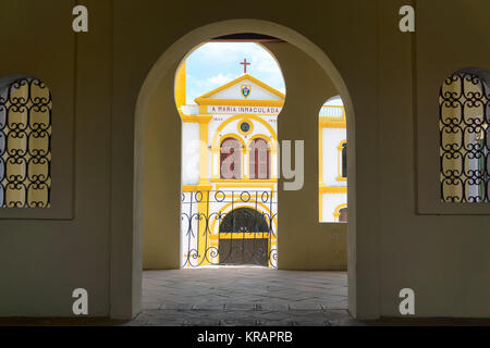 Kirche gesehen durch Arch Stockfoto