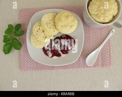 Hausgemachte Tassenknödel aus der Mikrowelle mit rotem Haferbrei und Vanillesoße Stockfoto