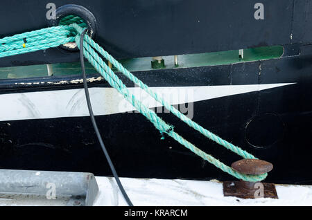 Eine Verankerung Seil vom Boot an Land Stockfoto