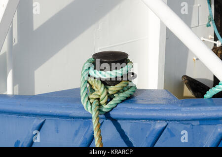 Eine Verankerung Seil vom Boot an Land Stockfoto