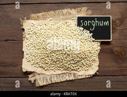 Weißes Sorghum Getreide mit einem kleinen schwarzen Brett Stockfoto