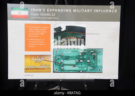Ein Zeichen auf der gemeinsamen Basis Anacostia-Bolling in Washington, D.C., Dez. 12, 2017, nähere Informationen über eine iranische Unternehmen Fertigung mit den verwendeten Kameras Houthi rebel explosive Boote zu steuern. Das Zeichen ist Teil einer multinationalen Sammlung der Beweise, iranische Kernwaffen in der Verletzung der UN-Resolutionen 2216 und 2231. DoD Stockfoto