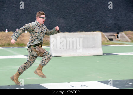 Us Marine Corps Cpl. Michael R. wird eine artillerie Electronic Technician mit 12 Marine Regiment, 3rd Marine Division, zu seinen Mannschaftskameraden Sprints während das Team shooting Teil des Fernen Ostens jährliche Treffsicherheit Wettbewerb auf Camp Hansen, Okinawa, Japan, am Dez. 12, 2017. Ziel des Wettbewerbs ist es, die Treffsicherheit, Sprachkenntnisse zu verbessern, und die Bekämpfung der Bereitschaft des Marine Corps, sowie eine Gelegenheit, eine Belohnung und Fortschritt zu den Marine Corps Meisterschaft in Quantico, Virginia zu gewinnen. Wird ein Eingeborener von Pittsburgh, PA (USA Marine Corps Stockfoto