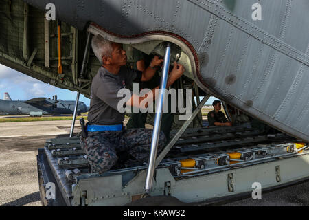 Ein Betreuer mit der 1 Tactical Air Wing 401st Squadron prüft Teil der Bucht Tür eines Koku Jieitai (Japan Air Self Defense Force) C-130H Hercules während der 66th Betrieb Weihnachten Drop bei Andersen Air Force Base, Guam, Dez. 13, 2017. OCD ist ein Training Mission, die hilft, die 374 Airlift Wing zusammen mit Partnern, die Koku Jieitai und der Royal Australian Air Force, aufrecht zu erhalten und die Bekämpfung der Bereitschaft durch nachhaltige Flugzeuge Erzeugung und Verwertung zu entwickeln. (U.S. Air Force Stockfoto
