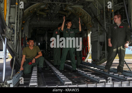 Staff Sgt. Mayu Ito, 1 Tactical Air Wing 401st Squadron Lademeister, Führungen in einem Cargo Loader sieben Pakete auf ein Koku Jieitai (Japan Air Self Defense Force) C-130H Hercules während der 66th Betrieb Weihnachten Drop bei Andersen Air Force Base, Guam, Dez. 13, 2017. Mitglieder der OCD wird Airdrop 120 bündelt, um die wesentlichen Leistungen für Personen mit 56 verschiedenen Mikronesischen Inseln zur Verfügung zu stellen. (U.S. Air Force Stockfoto