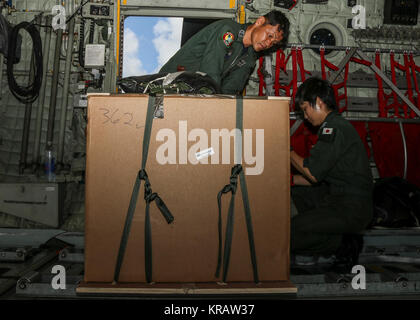 Master Sgt. Noriaki Nakaoka, Links, und Staff Sgt. Mayu Ito, beide 1 Tactical Air Wing 401st Squadron loadmasters, ziehen Sie ein Bündel innerhalb einer Koku Jieitai (Japan Air Self Defense Force) C-130H Hercules während der 66th Betrieb Weihnachten Drop bei Andersen Air Force Base, Guam, Dez. 13, 2017. OCD ist wichtig, denn wenn eine humanitäre Hilfe oder verfügbarkeitsplan Betrieb in einer unbekannten Gegend entsteht, ist die Ausbildung und Erfahrung von diesem Fall verbessert jeder Luftwaffe Fähigkeit, Pakete mit einer schnelleren Rate fallen zu lassen. (U.S. Air Force Stockfoto