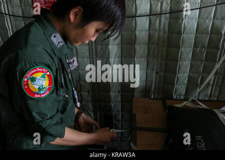 Staff Sgt. Mayu Ito, 1 Tactical Air Wing 401st Squadron Lademeister, strafft den Gurt um ein Bündel innerhalb einer Koku Jieitai (Japan Air Self Defense Force) C-130H Hercules während der 66th Betrieb Weihnachten Drop bei Andersen Air Force Base, Guam, Dez. 13, 2017. Im Laufe von 10 Tagen, die flugzeugbesatzungen airdrop Nahrung, Versorgung und pädagogische Materialien zu Inselbewohner im gesamten Commonwealth der Nördlichen Marianen, die Föderierten Staaten von Mikronesien und der Republik Palau. (U.S. Air Force Stockfoto