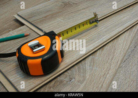 Neue Planken von Laminatfußböden, bevor Sie mit der Installation beginnen. Stockfoto