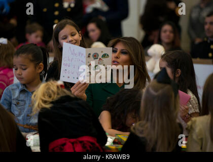 WASHINGTON (31. 13, 2017) First Lady Melania Trump Bewertungen eine Weihnachtskarte von einem Kind an der jährlichen Marine Corps Stiftung Holzspielzeug für Tots Ereignis auf gemeinsamer Basis Anacostia-Bolling. Trump geholfen Kinder Karten, sortiert Spielwaren und begrüßt den militärischen Familien bei der Veranstaltung. (U.S. Marine Stockfoto