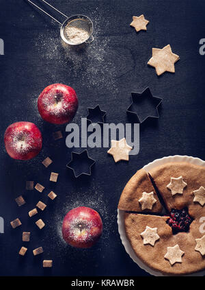 Vegan hausgemachte Kuchen von Johannisbeeren und Äpfeln auf schwarzem Hintergrund Stockfoto