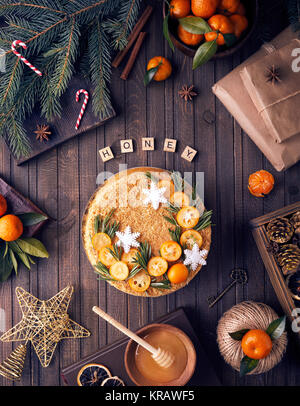 Weihnachten Honig Kuchen mit Rosmarin und Orangen auf braunem Holz- Hintergrund. Stockfoto