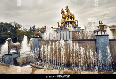 Kolkhida Brunnen mit goldenen Pferdestatuen auf dem zentralen Platz von Kutaisi, Georgien, Europa. Stockfoto