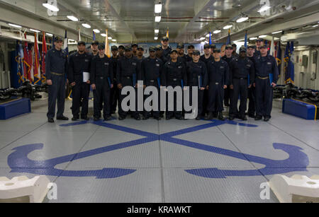 Atlantik (31. 13, 2017) --Sailors zugeordnet USS Gerald R. Ford's (CVN 78) deck Abteilung für eine Gruppe darstellen, Stockfoto