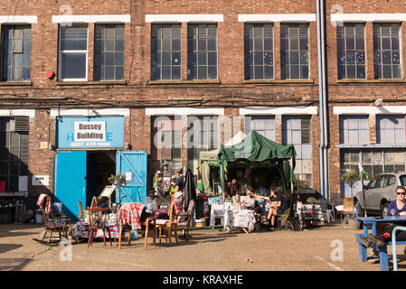 Outdoor Stände hipster Cafe mit Menschen den Sommer geniessen auf die alternative indie berühmten Veranstaltungsort die Bussey Gebäude in Peckham, London UK. Der Busse Stockfoto