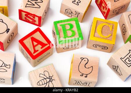 Bunte Buchstaben nebeneinander angeordneten Stockfoto