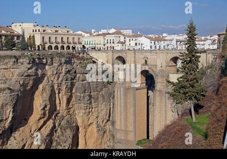 Ronda in Spanien: die Puente Nuevo über die 100 m tiefe Schlucht El Tajo Stockfoto