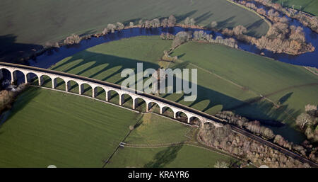 Luftaufnahme von einer Eisenbahnbrücke Viadukt in der Nähe von Pool in Bösingen, West Yorkshire Stockfoto