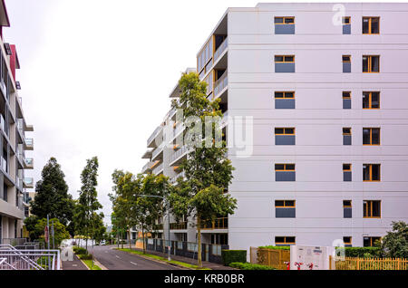 Straße mit modernen Apartment Gebäuden mit Blick auf die Parramatta River an der Rhodes in Sydney, Australien. Apartment Blocks in der modernen Vorort von Rhode Stockfoto