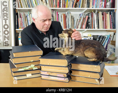 Englischer Journalist und Autor Francis Wheen am Private Eye Büros, London, England, Vereinigtes Königreich. Stockfoto