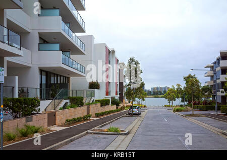 Straße mit modernen Apartment Gebäuden mit Blick auf die Parramatta River an der Rhodes in Sydney, Australien. Apartment Blocks in der modernen Vorort von Rhode Stockfoto