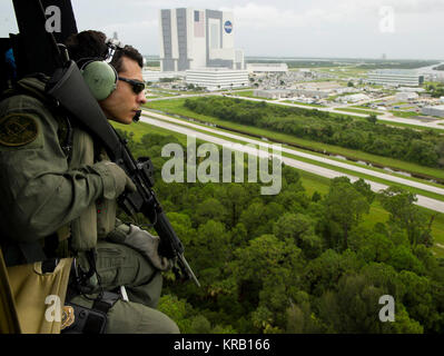 Warren Hinson, einem NASA-Emergency Response Team (ERT) Mitglied, hält ein Auge auf die beim Fliegen in der Nähe des Vehicle Assembly Building (VAB) vor dem Start des Space Shuttle Atlantis, STS-135, Freitag, 8. Juli 2011, im Kennedy Space Center in Cape Canaveral, Fla. Der Start der Atlantis, ist der letzte Flug des Shuttle Programms, einer 12-tägigen Mission zur Internationalen Raumstation. Photo Credit: (NASA/Bill Ingalls) NASA Notfallorganisation für STS-135 vorbereitet Stockfoto