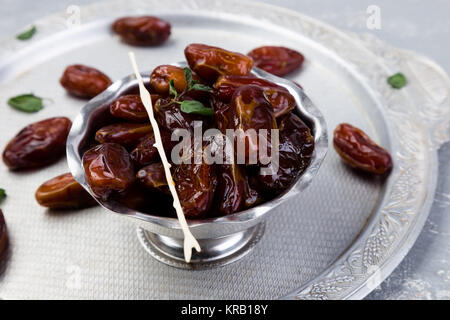 Trockene Frucht Termine auf silbernem Tablett Platz kopieren Stockfoto