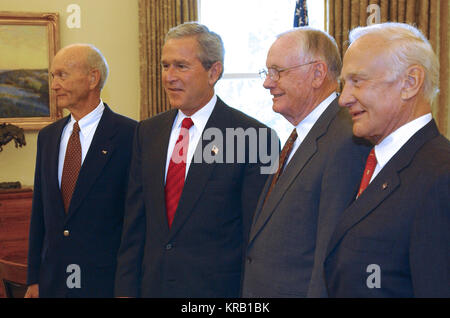 Präsident George W. Bush trifft sich mit Apollo 11 Crew Mitglieder (nach rechts) - Befehl Pilot Links, Michael Collins, Commander, Neil A Armstrong, und Lunar Module Pilot, Edwin E. Aldrin Jr. im Oval Office des Weißen Hauses. Juli 21, 2004. Photo Credit: NASA/Bill Ingalls 'Apollo 11-Crew im Weißen Haus Stockfoto