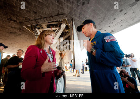 Die stellvertretende NASA Administrator Lori Garver und Commander Chris Ferguson sprechen unter der Space Shuttle Atlantis kurz nach Ferguson und dem Rest der STS-135 Crew landete am Kennedy Space Center der NASA Shuttle Landing Facility (SLF), den Abschluss seiner 13-tägigen Mission zur Internationalen Raumstation (ISS) und der letzte Flug des Space Shuttle Programms, frühen Donnerstag Morgen, 21. Juli 2011, in Cape Canaveral, Fla., Atlantis insgesamt 307 Tage im Weltraum verbracht und reiste fast 126 Millionen Meilen während seiner 33 Flüge. Atlantis, das vierte Orbiter gebaut, auf ihre erste Mission am Okt. 3 gestartet, Stockfoto