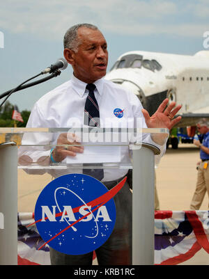 NASA-Administrator Charles Bolden Adressen Kennedy Space Center Mitarbeiter und Auftragnehmer als Space Shuttle Atlantis (STS-135) im Hintergrund in der Nähe der Orbiter Processing Facility (OPF) zu einem Räder Stop Event, Donnerstag, 21. Juli 2011 sitzt, in Cape Canaveral, Fla., Atlantis Kennedy kehrte Anfang Donnerstag nach einer 13-tägigen Mission zur Internationalen Raumstation (ISS) und markiert das Ende der 30-jährigen Space Shuttle Programm. Insgesamt Atlantis 307 Tage im Weltraum verbracht und reiste fast 126 Millionen Meilen während seiner 33 Flüge. Atlantis, das vierte Orbiter gebaut, auf seiner ersten mis gestartet Stockfoto