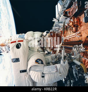 STS-61 EVA - ASTRONAUT THORNTON, KATHY ARBEITET MIT AUSRÜSTUNG IM ZUSAMMENHANG MIT DER WARTUNG AUFGABEN AUF DAS Hubble Space Telescope. Kathryn Thornton Austausch des Solar Arrays des Hubble Space Telescope während der STS-61 Mission 9400261 Stockfoto