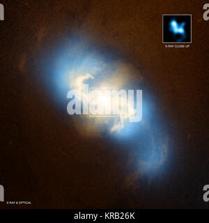 Beweise für ein paar supermassive schwarze Löcher in einer Spiralgalaxie hat in den Daten aus der NASA Chandra X-ray Observatory gefunden worden. Dieses Bild ist ein Verbund von Röntgenstrahlen von Chandra (blau) und optischen Daten aus dem Hubble Space Telescope (orange und gelb) der Spiralgalaxie NGC 3393. Inzwischen hat sich die Inset zeigt die zentrale Region der NGC 3993 als eingehalten, gerade von Chandra. Zwei separate Gipfeln der X-ray Emission (ca. um 11 Uhr und 4 Uhr) deutlich in der eingefügten Feld gesehen werden kann. Diese beiden Quellen sind Schwarze Löcher, die aktiv sind, die X-ray Emission als Gas fällt Stockfoto