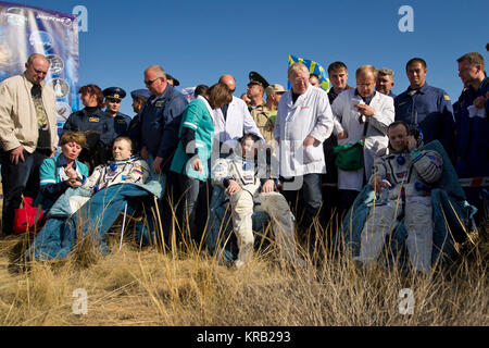Expedition 28 Commander Andrey Borisenko, Links, Flugingenieure Alexander Samokutyaev, Mitte, und Ron Garan, in den Stühlen außerhalb des Sojus Kapsel nur wenige Minuten, nachdem sie in einer abgelegenen Gegend außerhalb der Stadt Zhezkazgan, Kasachstan, am Freitag, Sept. 16, 2011 landete sitzen. NASA-Astronaut Garan, russische Kosmonauten Borisenko und Samokutyaev kehren aus mehr als fünf Monate an Bord der Internationalen Raumstation, wo sie als Mitglieder der Expedition 27 und 28 Mannschaften serviert. Photo Credit: (NASA/Bill Ingalls) Sojus TMA-21 Crew nach der Landung Stockfoto