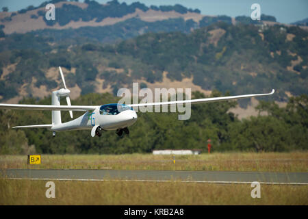 Die e-Genius Flugzeug während des Grünen Flug Herausforderung 2011, von Google gesponsert, in der Charles M.Schulz Sonoma County Airport in Santa Rosa, Kalifornien am Montag, Sept. 26, 2011. Die NASA und die Vergleichende Flugzeuge Flug Effizienz (CAFE) Stiftung sind in der Herausforderung, mit dem Ziel, Technologien im Kraftstoffverbrauch und geringere Emissionen mit sauberer erneuerbarer Kraftstoffe und Electric Aircraft zu gelangen. Photo Credit: (NASA/Bill Ingalls) E-Genius take-off am Grünen Flug Herausforderung 2011 01. Stockfoto