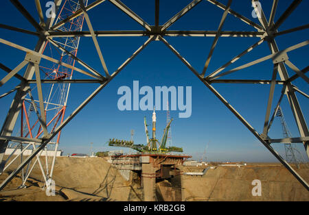 Die Sojus TMA-22 Raumschiff auf dem Launch Pad nach in senkrechte Stellung angehoben wird, gesehen am Freitag, November 11, 2011 Auf dem Kosmodrom Baikonur in Kasachstan. Die Einführung der Sojus-kapsel mit der Expedition 29 Sojus Kommandant Anton Shkaplerov Russlands, NASA-Flugingenieur Dan Burbank und der Bordingenieur Anatoly Ivanishin ist für Montag, November 14, 2011 geplant. Photo Credit: (NASA/Carla Cioffi) Sojus TMA-22 Rakete auf der Startrampe Stockfoto