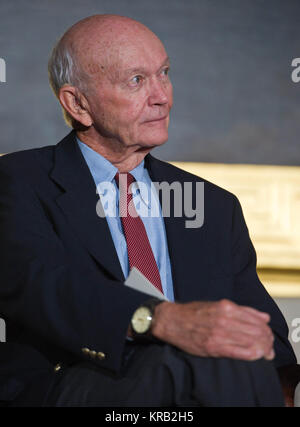 Apollo 11 Befehl Modul Pilot Michael Collins hört sich die Erläuterungen während der Congressional Gold Medal Zeremonie zu Ehren Astronauten Neil Armstrong, Buzz Aldrin sich und John Glenn in der Rotunde auf dem US Capitol, Mittwoch, November 16, 2011, in Washington. Der Congressional Gold Medal ist eine Auszeichnung, die vom Kongress verliehen und ist, zusammen mit dem Presidential Medal of Freedom die höchste zivile Auszeichnung in den USA. Die Dekoration ist eine Person, die eine herausragende Tat oder Dienst, der Sicherheit, des Wohlstands führt ausgezeichnet und nationalen Interesse der Vereinigten Staaten. Foto Stockfoto