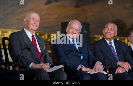 John Glenn, Links, Buzz Aldrin und NASA-Administrator Charles Bolden, rechts, hören Sie Erläuterungen während der Congressional Gold Medal Zeremonie zu Ehren Astronauten Neil Armstrong, Buzz Aldrin sich und John Glenn in der Rotunde auf dem US Capitol, Mittwoch, November 16, 2011, in Washington. Der Congressional Gold Medal ist eine Auszeichnung, die vom Kongress verliehen und ist, zusammen mit dem Presidential Medal of Freedom die höchste zivile Auszeichnung in den USA. Die Dekoration ist eine Person, die eine herausragende Tat oder Dienst, der Sicherheit, des Wohlstands führt zugesprochen, und nationale Interesse der Stockfoto