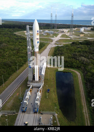 Die United Launch Alliance Atlas-V-Rakete, mit der die NASA Mars Science Laboratory (MSL) Neugier Rover aus der Cape Canaveral Air Force Station, Fla zu Space Launch Complex-41 am Freitag, 25. November 2011. Der Start Team arbeitet weiter in Richtung liftoff der Atlas V am Samstag, 07.11.26. Photo Credit: (NASA/Scott Andrews) Mars Science Laboratory Atlas V Rakete AV-028 rollout SLC-41 Stockfoto