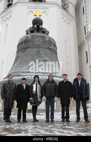 Der Kreml in Moskau, die Backup- und Prime Besatzungen für den nächsten Start der Expedition 30-Crew auf der Internationalen Raumstation posieren für Fotos Dez. 1, 2011 Vor die Zarenglocke nach traditionellen Zeremonien am Roten Platz. Von links nach rechts sind Backup Soyuz Kommandant Juri Malentschenko, Backup NASA-Flugingenieur Suni Williams, backup Flight Engineer Aki Hoshide der Japan Aerospace Exploration Agency und der Prime Crew - - - NASA-Flugingenieur Don Pettit, Sojus Commander Oleg Kononenko und André Kuipers Flugingenieur der Europäischen Weltraumorganisation. Pettit, Kono Stockfoto