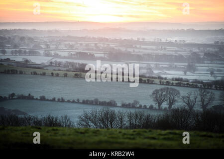 Nebel hängt über frosty Felder wie die Sonne über dem Somerset Levels. Stockfoto