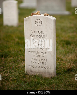 Der Grabstein von Virgil "Gus" Grissom ist nach einer Kranzniederlegung Zeremonie, die Teil der NASA-Tag der Erinnerung war, Donnerstag, Januar 26, 2012, auf dem Arlington National Cemetery gesehen. Kraenzen wurden in Erinnerung an jene Männer und Frauen, die ihr Leben auf der Suche nach Space Exploration verloren. Grissom wurde zusammen mit anderen Astronauten Ed White und Roger Chaffee während einer Pre-launch-Test für die Apollo 1 Mission der Cape Canaveral Air Force Station getötet. Photo Credit: (NASA/Bill Ingalls) Grabstein von Virgil Grissom Stockfoto