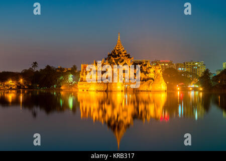 Royalty Free Stock Bild in hoher Qualität von Karaweik-halle Folgen Palace in Yangon, Myanmar Stockfoto