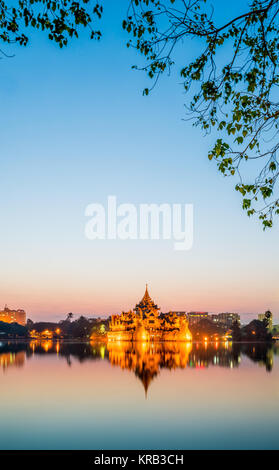 Royalty Free Stock Bild in hoher Qualität von Karaweik-halle Folgen Palace in Yangon, Myanmar Stockfoto