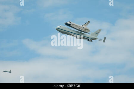 Space Shuttle Discovery, montiert auf einem NASA 747 Shuttle Carrier Aircraft (SCA) in der Nähe des U.S. Capitol, Dienstag, April 17, 2012, in Washington fliegen. Discovery, der erste Orbiter der NASA Shuttle Flotte zurückgezogen, abgeschlossen 39 Missionen, verbrachte 365 Tage im Weltraum, umkreist die Erde 5,830 Mal, und reiste 148,221,675 Meilen. Die NASA wird die Erkennung der National Air und Space Museum Übertragung zu starten Die neue Aufgabe, die Leistungen der Vergangenheit im Raum zu gedenken und zu erziehen und die zukünftigen Generationen von Forschern inspirieren. Photo Credit: (NASA/Rebecca Roth) Space Shuttle Discovery DC Fly-Over-(7088459127) Stockfoto