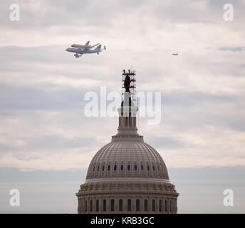 Space Shuttle Discovery, montiert auf einem NASA 747 Shuttle Carrier Aircraft (SCA) gesehen wird, da es in der Nähe des U.S. Capitol, Dienstag, April 17, 2012, in Washington fliegen. Discovery, der erste Orbiter der NASA Shuttle Flotte zurückgezogen, abgeschlossen 39 Missionen, verbrachte 365 Tage im Weltraum, umkreist die Erde 5,830 Mal, und reiste 148,221,675 Meilen. Die NASA wird die Erkennung der National Air und Space Museum Übertragung zu starten Die neue Aufgabe, die Leistungen der Vergangenheit im Raum zu gedenken und zu erziehen und die zukünftigen Generationen von Forschern inspirieren. Photo Credit: (NASA/Smithsonian Institution/Harold Dorwin) Raum abgeschaltet Stockfoto