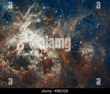 30 Doradus ist der hellste Sterne bilden Region in unserer galaktischen Nachbarschaft und die massiven Sterne überhaupt gesehen. Der Nebel befindet sich 170 000 Lichtjahre entfernt in der Großen Magellanschen Wolke, einer kleinen, satellitengalaxie unserer Milchstraße. Keine bekannten Sternentstehungsregion in unserer Galaxie ist so groß oder so fruchtbar wie 30 Doradus. Das Bild verfügt über eine der größten Mosaiken überhaupt von Hubble Fotos zusammengestellt und umfasst die Beobachtungen von Hubbles Wide Field Camera 3 und erweiterte Kamera für Umfragen, kombiniert mit Beobachtungen von MPG/der Europäischen Südsternwarte ESO 2.2-m-Teleskop Stockfoto