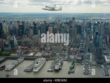 Bildunterschrift: - - - - - - - - - - - - - - - - - - - - - - - - - - - - Space Shuttle Enterprise, montiert auf einem NASA 747 Shuttle Carrier Aircraft (SCA), als es in der Nähe der Intrepid Sea, Air & Space Museum, Freitag, 27. April 2012, in New York fliegt. Enterprise war der erste Shuttle Orbiter gebaut für die NASA die Durchführung von Flügen in die Atmosphäre und war nicht in der Lage, Raumfahrt. Ursprünglich an der Smithsonian Steven F. Udvar-Hazy Center, Enterprise untergebracht werden aus dem SCA demated werden und auf einem Lastkahn, der schließlich von tugboat bis zum Hudson River an die Intrepid Sea, Air & Space Museum im Juni verschoben werden. Foto Stockfoto