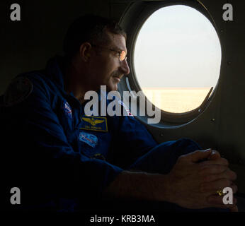 Expedition 30 Commander Dan Burbank schaut aus dem Fenster seines Hubschraubers rüstet sich für Kustanai von der Sojus-TMA-22-Kapsel Landeplatz außerhalb der Stadt Arkalyk in Kasachstan am Freitag, 27. April 2012 abzuweichen. Astronauten Burbank, russische Kosmonauten und Shkaplerov Ivanishin kehren aus mehr als fünf Monate an Bord der Internationalen Raumstation, wo sie als Mitglieder der Expedition 29 und 30 Mannschaften serviert. Photo Credit: (NASA/Carla Cioffi) Sojus TMA-22 Besatzungsmitglied Dan Burbank schaut aus seinem Hubschrauber Stockfoto