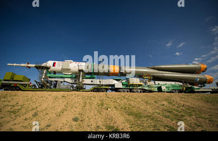 Die Sojus TMA-04 M Sonde wird durch Zug an der Startrampe auf dem Kosmodrom Baikonur in Kasachstan, Sonntag, 13. Mai 2012 rollte. Die Einführung der Sojus-kapsel mit der Expedition 31 Sojus Kommandanten Gennadi Padalka und Flugingenieur Sergej Revin von Russland, und Prime NASA-Flugingenieur Joe Acaba ist für 9:01 Uhr Ortszeit am Dienstag, den 15. Mai. Foto (NASA/Bill Ingalls) Sojus TMA-04 M Sonde wird durch Zug rollte Stockfoto