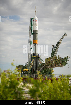 Die Sojus TMA-04 M Sonde ist, nachdem sie mit dem Zug zur Startrampe gerollt werden auf dem Kosmodrom Baikonur in Kasachstan, Sonntag, 13. Mai 2012 gesehen. Die Einführung der Sojus-kapsel mit der Expedition 31 Sojus Kommandanten Gennadi Padalka und Flugingenieur Sergej Revin von Russland, und Prime NASA-Flugingenieur Joe Acaba ist für 9:01 Uhr Ortszeit am Dienstag, den 15. Mai. Foto (NASA/Bill Ingalls) Sojus TMA-04 M Rakete auf der Startrampe Stockfoto